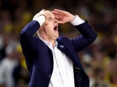 Gioco per il titolo NCAA chiamato “truccato” mentre i fan sbattono gli arbitri nella vittoria del Michigan contro UConn