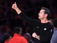 JJ Redick si rivolge a Luka Doncic che ritorna in campo