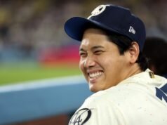 Guarda: Shohei Ohtani dei Dodgers firma un autografo per un tifoso centenario
