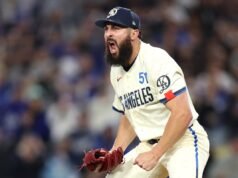 Alex Vesia offre un salvataggio emotivo con il team di assistenza della figlia defunta in mezzo alla folla