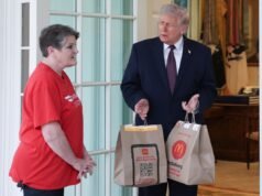 Chi è Sharon Simmons? Trump afferma che “DoorDash Grandma” è un sostenitore