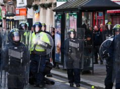 Scontro tra polizia e manifestanti dopo uno stupro di gruppo in un sobborgo inglese