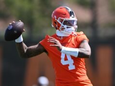 Deshaun Watson supera Shedeur Sanders nella competizione QB di Browns: rapporto