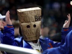 I tifosi dei Mets reagiscono dopo che la squadra ha perso il vantaggio nell’ultimo minuto con la 12esima sconfitta consecutiva