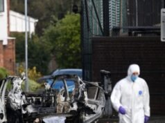 La polizia dell’Irlanda del Nord dichiara un allarme di sicurezza dopo il sospetto autobomba