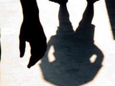 VIDEO: Ragazza di 14 anni di New York si picchia e pesta la testa per essersi rifiutata di condividere il suo numero di telefono