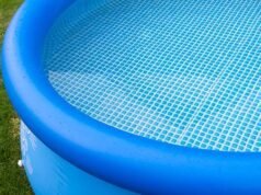 Pastore accusato dopo la morte di un uomo di 61 anni durante il battesimo domestico in Inghilterra