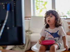 La FCC considera l’aggiornamento del sistema di classificazione televisiva per avvisare i genitori sull’identità di genere negli spettacoli per bambini