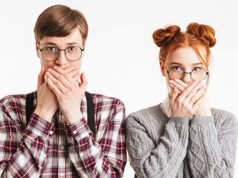 Insegnante mostra “inavvertitamente” foto del seno femminile alla classe del liceo