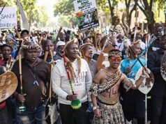 Centinaia di persone marciano contro la migrazione di massa a Pretoria, in Sud Africa