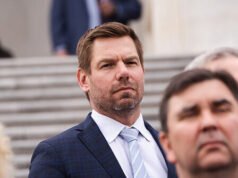 Supporta Mounts per espellere Eric Swalwell dal Congresso