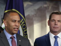 La gente chiede a Jeffries di dire a Swalwell “di dimettersi dal Congresso”