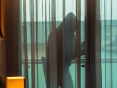 Presunto intruso ucciso a colpi di arma da fuoco mentre cercava di entrare in casa