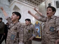Le guardie iraniane reclutano bambini di appena 12 anni, mettendoli in prima linea nella guerra