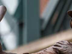 GUARDA: Il pipistrello si rompe sulla statua di Ichiro Suzuki durante l’inaugurazione