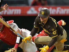 Padres Slugger colpito in faccia con una palla veloce da 97 MPH, rimane in gioco