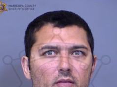 Il figlio uccide i genitori nella loro casa in Arizona e poi chiama i servizi di emergenza sanitaria dicendo che aspetterà la polizia fuori