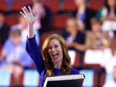 Il candidato democratico al Senato deriso per l’ingresso esagerato alla convention