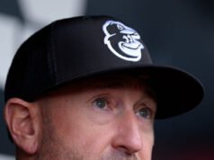 Manager degli Orioles colpito in faccia da un fallo