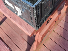 Il proprietario di un bar trova una cassa fuori dal negozio e poi vede cosa c’è dentro