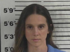 La migliore allenatrice di basket femminile delle scuole superiori accusata di 32 capi di imputazione per sesso con uno studente