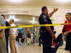 La polizia spara a un uomo armato di machete dopo averne 3 accoltellati a New York