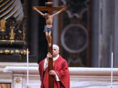 Papa Leone fa la storia portando la croce di legno per tutte le 14 stazioni