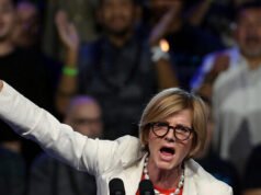 La rappresentante democratica Susie Lee cancella il post “Pregherò che lo scopino in faccia” su Trump