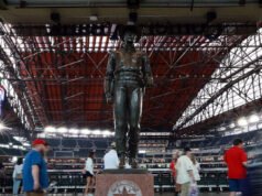 Il New York Times è inorridito dai Texas Rangers per aver dato una casa allo stadio alla statua “One Riot, One Ranger”.