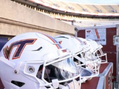 Paracadutista rimasto penzolante dopo essersi schiantato contro il tabellone segnapunti al Virginia Tech Spring Game