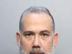 Insegnante di musica incaricato di adescare una studentessa, mostrandole un tatuaggio con la scritta “Amore” sul petto