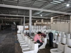 La guerra con l’Iran provoca la perdita di posti di lavoro e l’inversione della migrazione nel polo ceramico indiano