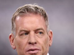 Troy Aikman deriso spietatamente semplicemente per aver affisso tre bandiere americane