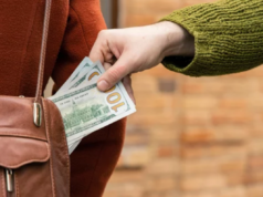 Cara Abby: mio figlio ha rubato dei soldi destinati al fondo universitario di sua figlia