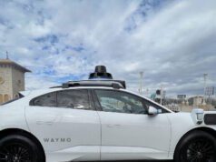 Il servizio dei robotaxi Waymo è stato sospeso a San Antonio dopo che il veicolo è stato spazzato via dalle acque alluvionali