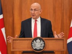 Il Regno Unito afferma che tre sottomarini russi sono stati rintracciati durante un’operazione “segreta”.