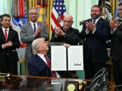 Trump affiancato da Joe Rogan mentre firma l’ordine per accelerare la revisione degli psichedelici