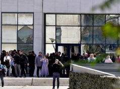 Un uomo di 89 anni avrebbe aperto il fuoco con un fucile da caccia nella capitale greca, ferendone 4