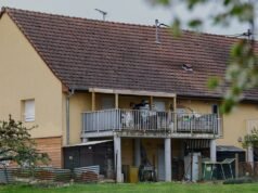 Ragazzo malnutrito trovato chiuso nel furgone del padre da più di un anno incapace di camminare, non si faceva la doccia dal 2024