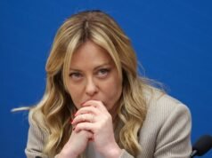 Non sono io, sei tu: la Meloni italiana non è l’unica a cercare le distanze da Donald