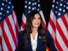 La fuga di notizie fetish sul travestitismo del marito di Kristi Noem scatena speculazioni selvagge a Washington, inclusa una teoria scioccante