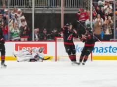 Le speranze di playoff degli Islanders subiscono un altro duro colpo con la sconfitta contro gli Hurricanes mentre continua la peggiore scivolata della stagione