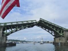 Sospetto di omicidio catturato con metanfetamine mentre si arrampicava su un ponte levatoio aperto di Seattle