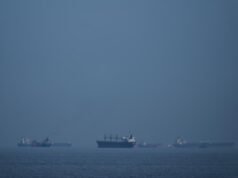 Le navi della Marina americana attraversano lo Stretto di Hormuz per la prima volta dopo settimane nel mezzo dei fragili colloqui di pace con l’Iran, afferma il rapporto