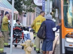 Maniaco in fuga dopo aver accoltellato un passeggero sull’autobus del centro di Los Angeles