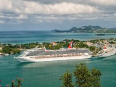 I passeggeri delle crociere discutono tra barbecue e pollo e waffle mentre debutta il nuovo menu gratuito per il pranzo