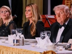 Trump è corso fuori dalla cena dei corrispondenti della Casa Bianca dopo che sono stati sparati dei colpi fuori dalla sala da ballo, con l’uomo armato a terra