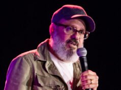 Video: Il pubblico scoppia a ridere dopo che il comico David Cross dice di attendere con ansia la morte del presidente Trump