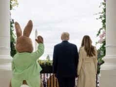 Donald e Melania Trump presentano un rotolo di uova di Pasqua alla Casa Bianca