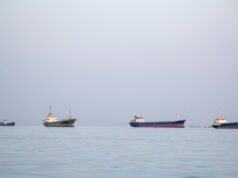 L’Iran sequestra navi nello Stretto di Hormuz mentre i colloqui di pace restano in fase di stallo